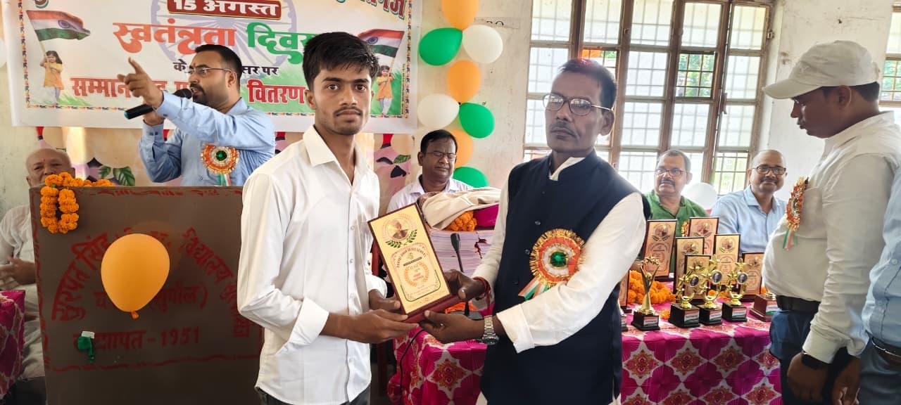 जिला टॉपर सहित स्कूल टॉपर को मेडल व स्मृति चिन्ह देकर किया गया सम्मानित