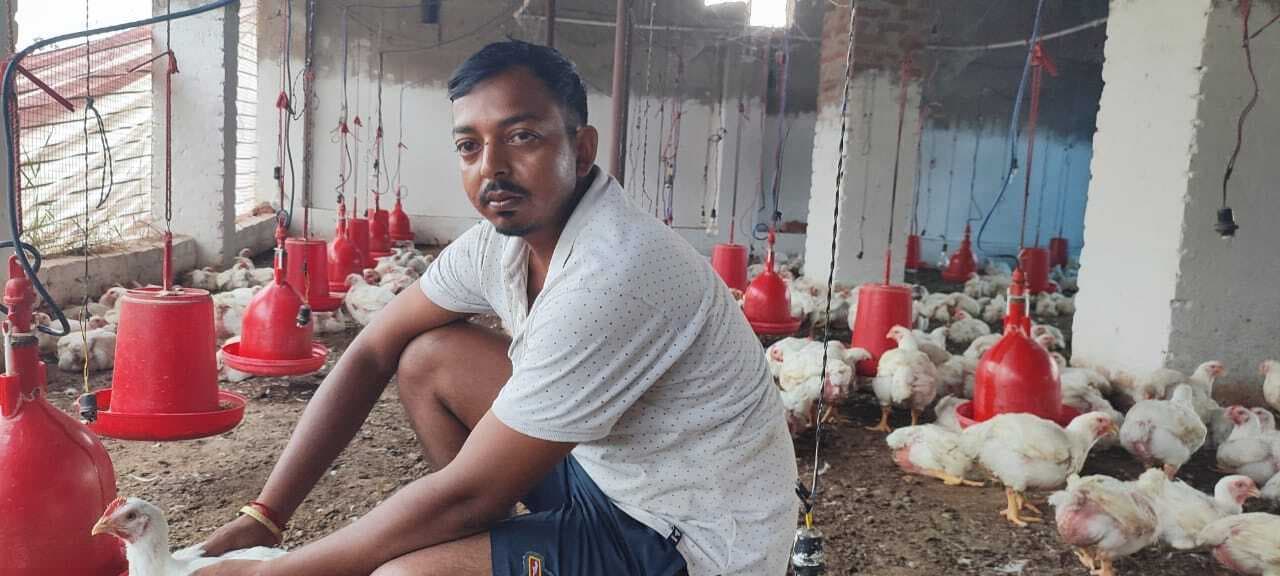 इंजीनियर ने नौकरी छोड़ शुरू किया मुर्गी फार्म, कमाई लाखों में