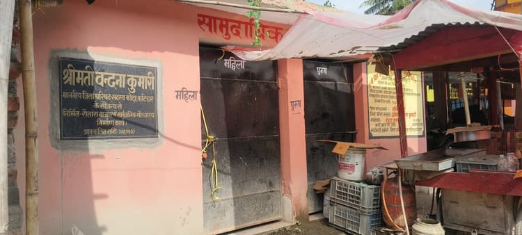 7.48 लाख से बने सामुदायिक शौचालय में लटका है ताला