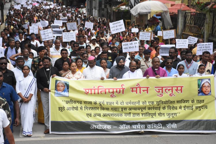 ranchi news : ननों की गिरफ्तारी के विरोध में रांची में निकाला गया मौन जुलूस