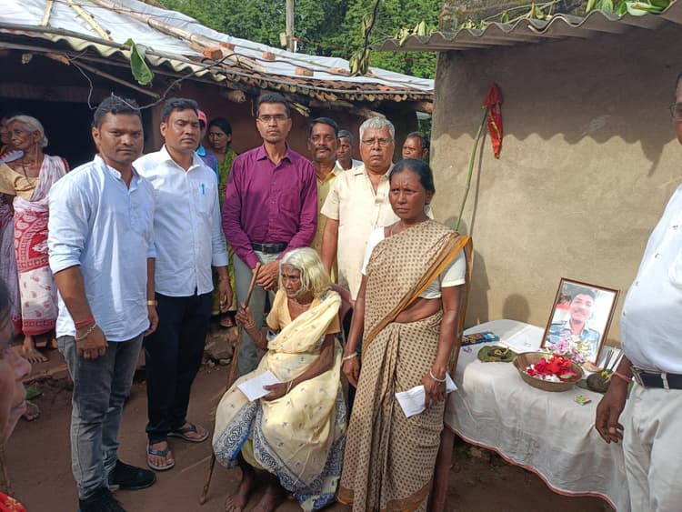 हवलदार शिवचरण के परिजनों को सांत्वना देने पहुंचे कुड़मी