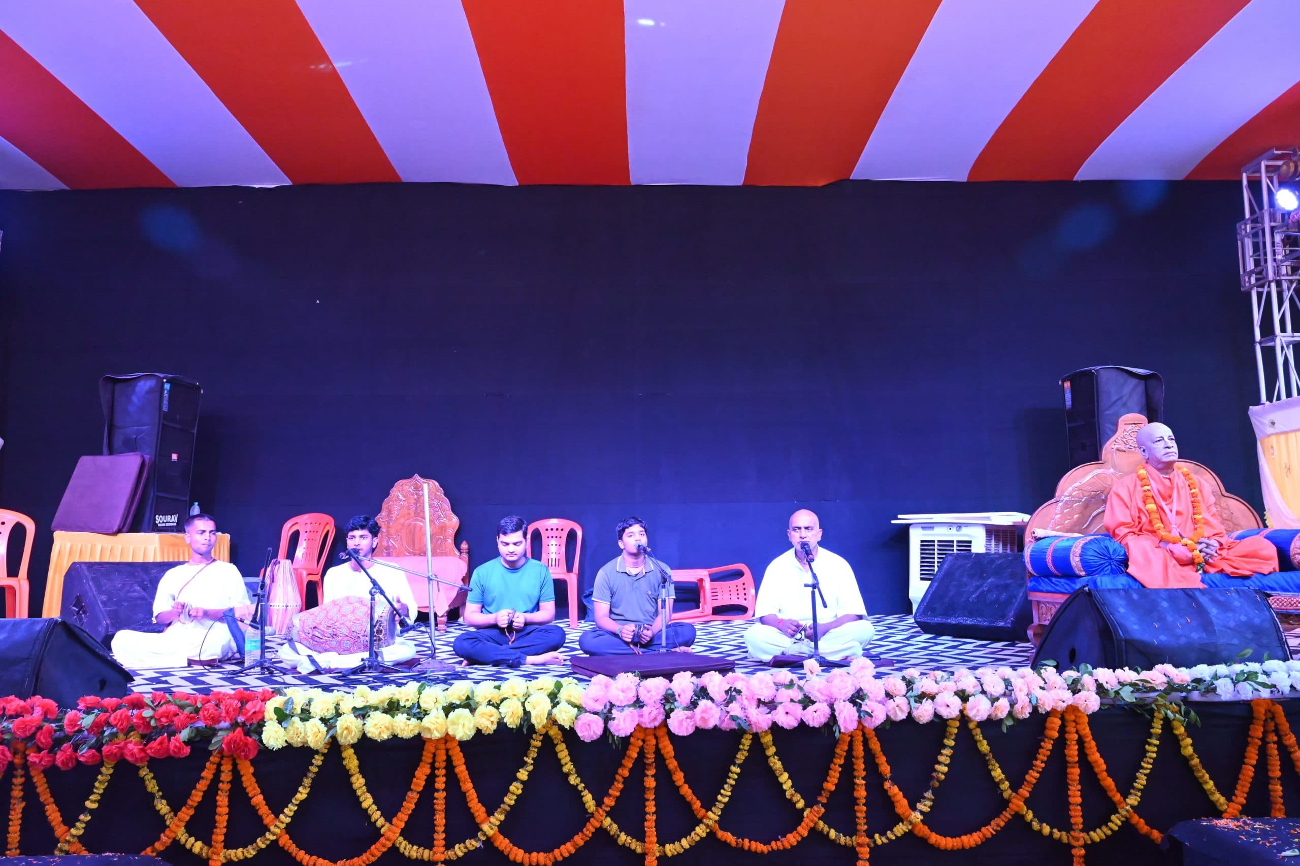 Deoghar News : श्रीकृष्ण जन्मोत्सव के दूसरे दिन इस्कॉन में मनाया गया नंदोत्सव