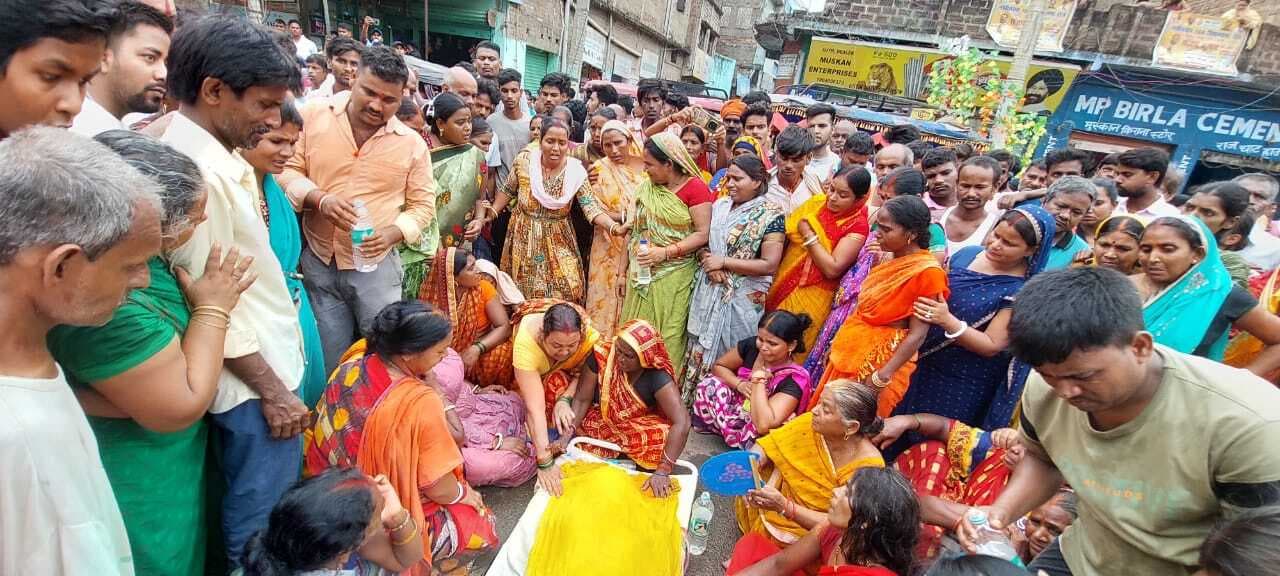 सेप्टिक टैंक ट्रैक्टर ने ई-रिक्शा में मारी जोरदार टक्कर, चालक की मौत, आठ घायल