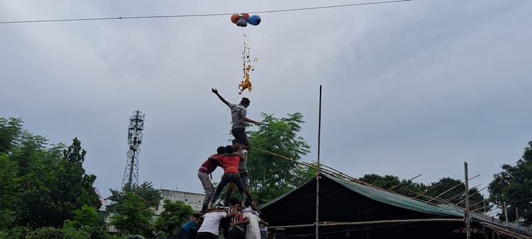 धूमधाम से मनाया गया कृष्णाष्टमी, मटका फोड़ प्रतियोगिता में युवा शक्ति जगतपुर की टीम विजयी