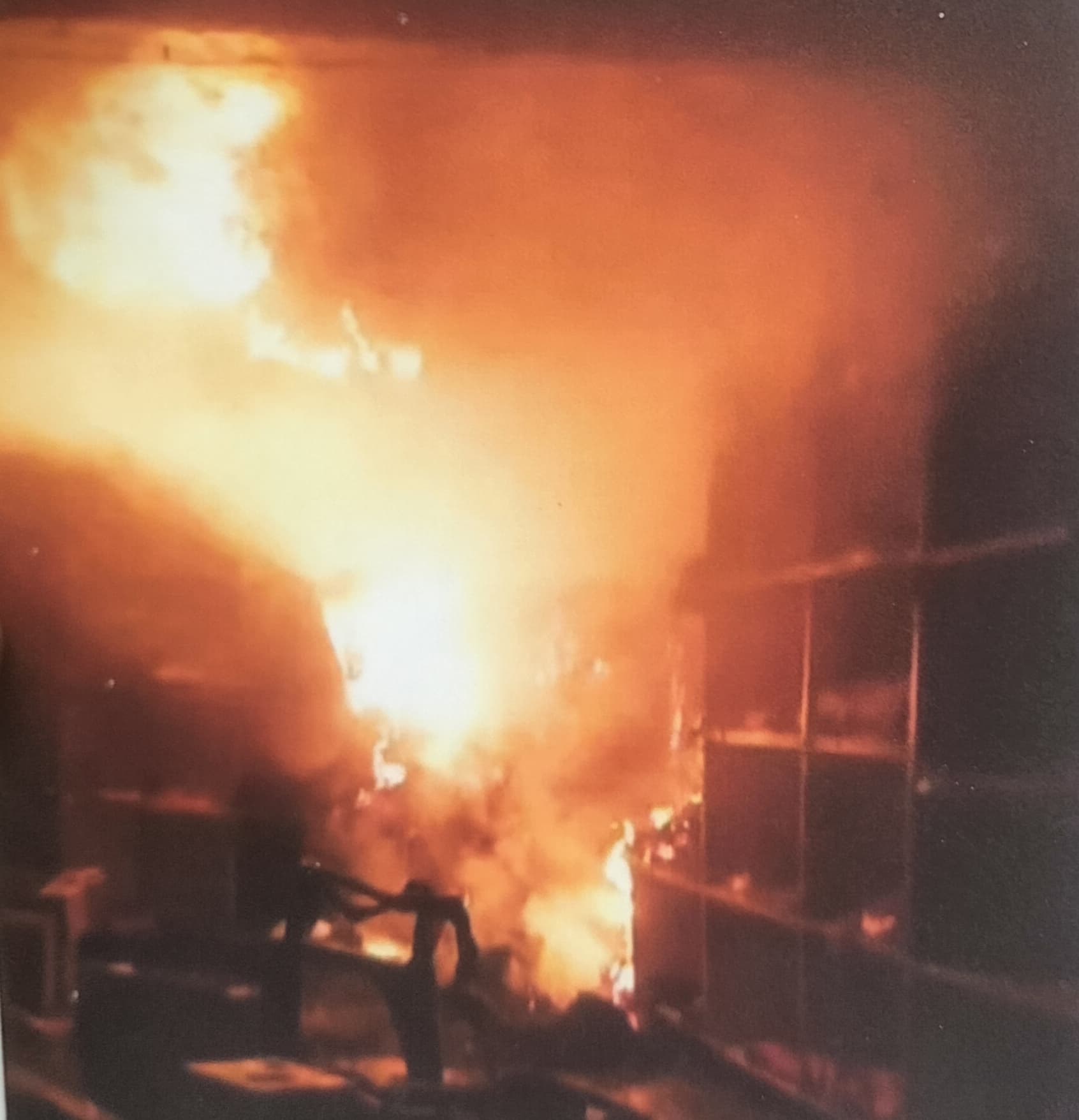 कपड़ा दुकान में लगी आग, तीन लाख की क्षति