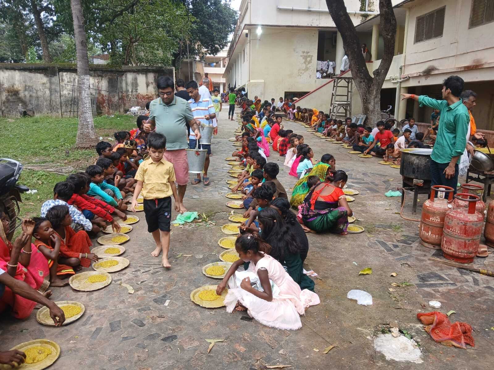 Deoghar News : पागलबाबा आश्रम में नंदोत्सव पर भक्तों ने लगायी दही-हल्दी