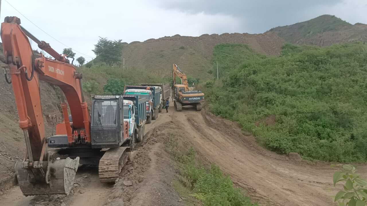 टास्क फोर्स की टीम ने चार हाइवा व पोकलेन किया जब्त