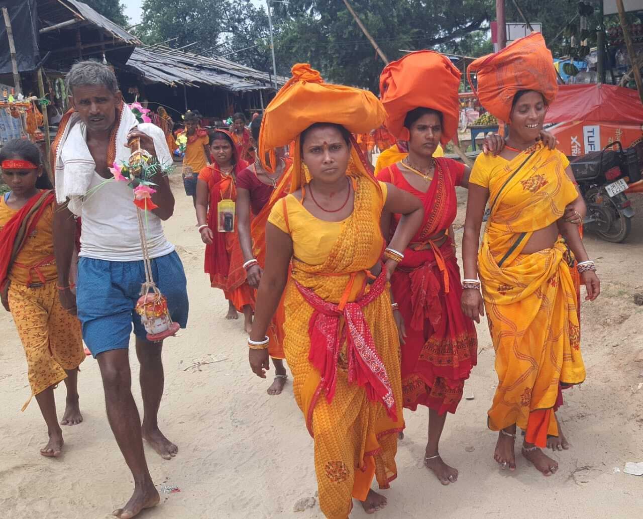 सावन की तरह भादो में उमड़ रही कांवरियों की भीड़