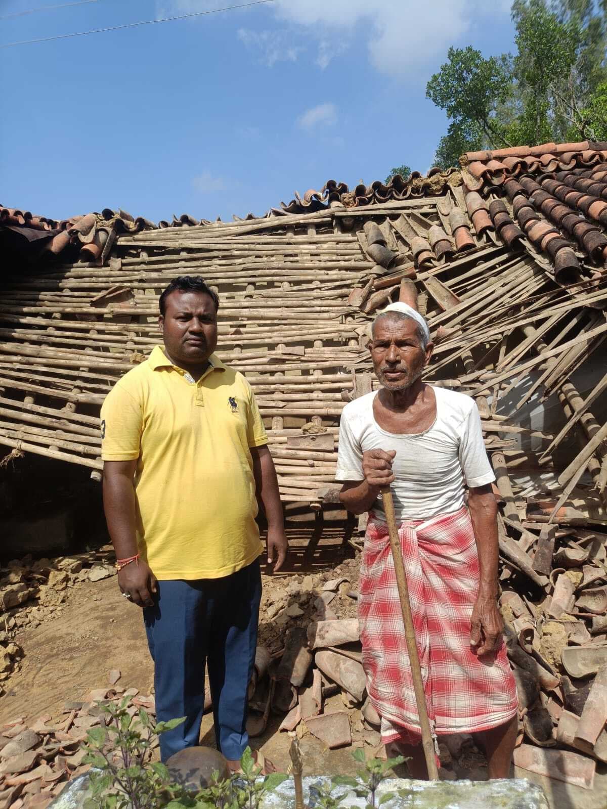 Giridih News :बारिश से गिरा मजदूर का घर, बला-बाल बचे लोग