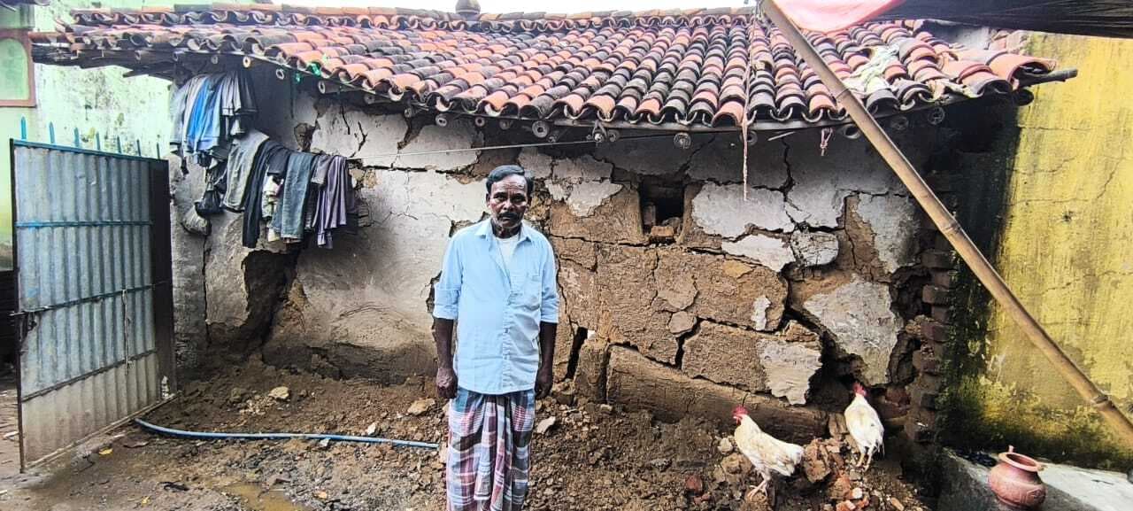 बारिश में घर ढहा, मांगा मुआवजा