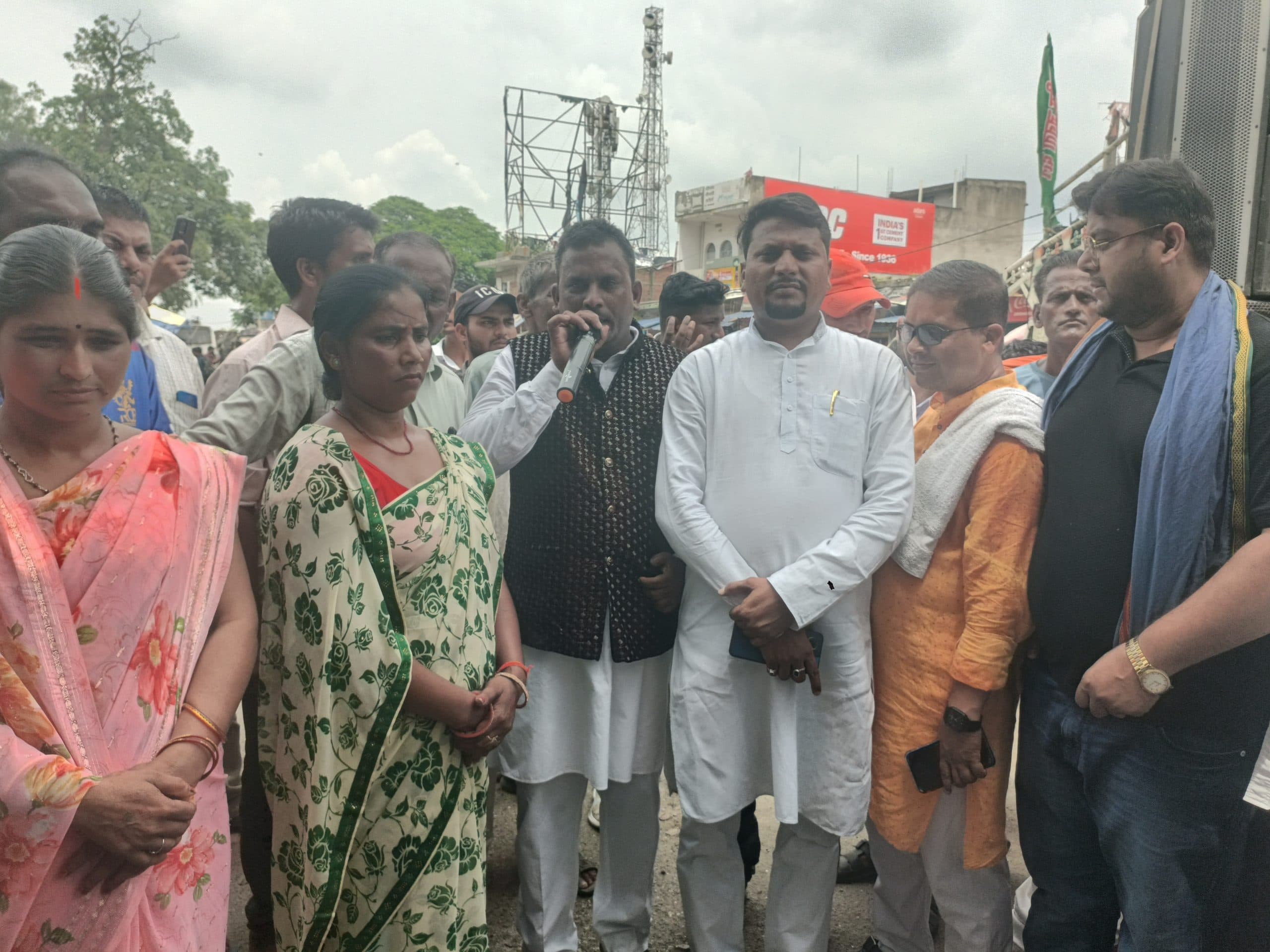 Giridih News :जमुआ के दो पुलिस अधिकारी के खिलाफ निकाला मार्च