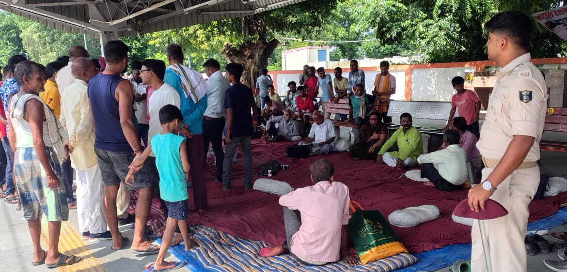ग्वालियर-बरौनी सहित दो ट्रेनों की मांग को लेकर गौरौल स्टेशन पर अनशन