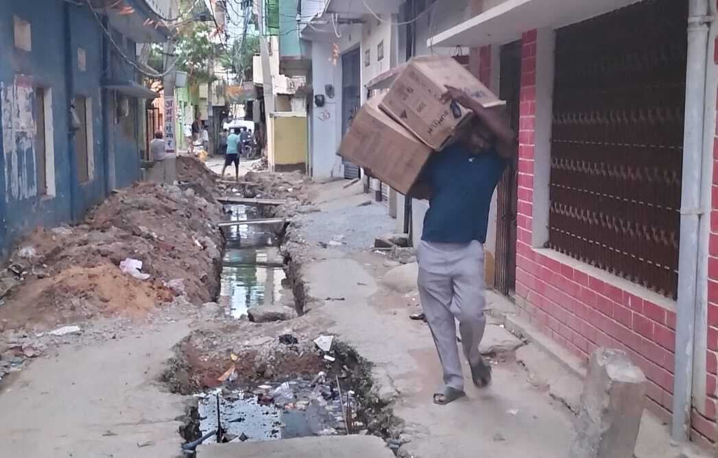 Kaimur News : पोस्ट ऑफिस गली में अधूरा नाला व सड़क निर्माण बना लोगों की परेशानी