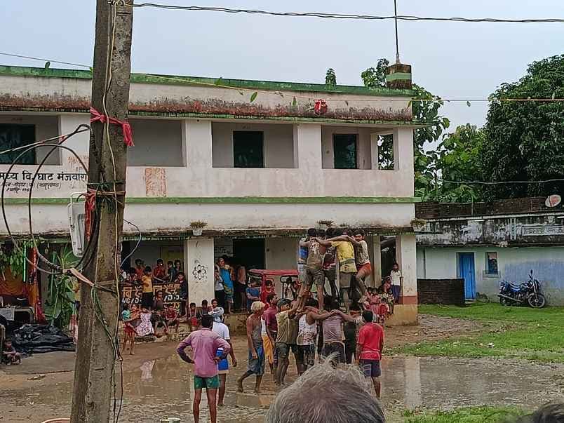 घाट मंजवारा में जन्माष्टमी पर मटका फोड़ का हुआ आयोजन