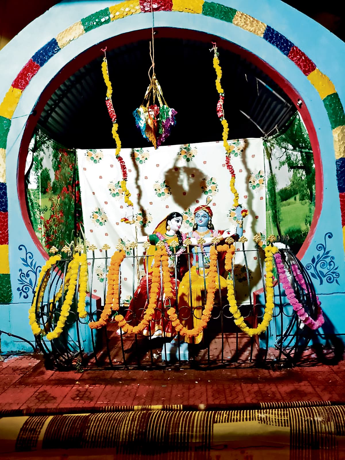 Chaibasa News : राधा-कृष्ण के वेश में मंदिर पहुंचे बच्चे