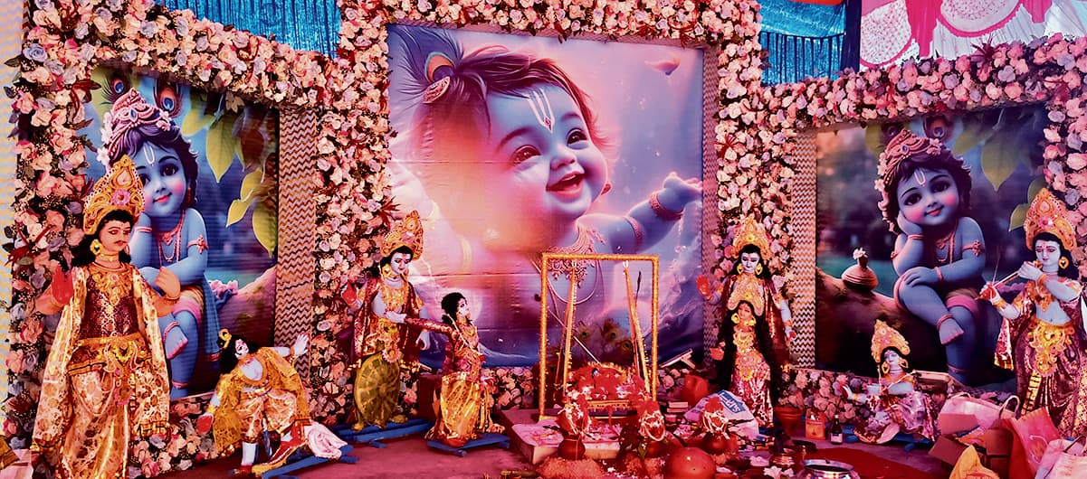 Chaibasa News : ''''जय कन्हैया लाल की'''' के जयघोष से गूंजे मंदिर व घर