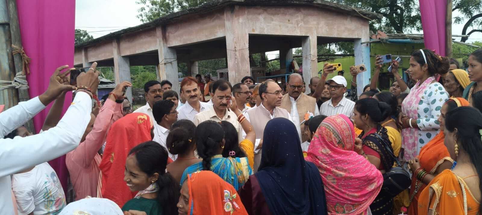 Bokaro News : पूर्व सीएमडी के पास महिलाओं ने रखी समस्याएं