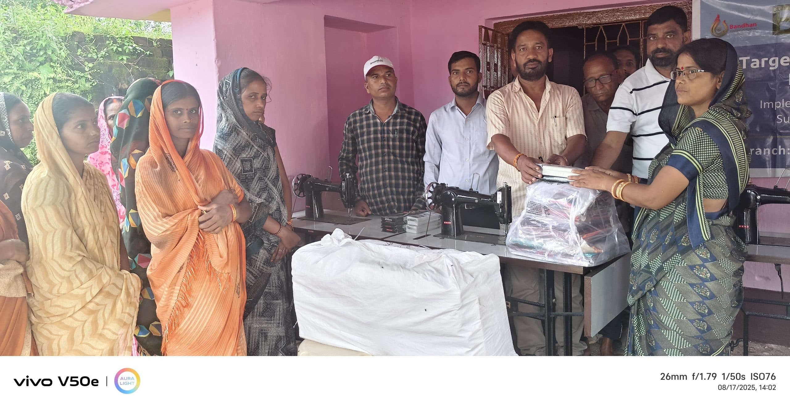 Giridih News :महिलाओं के बीच किया गया सिलाई मशीन का वितरण