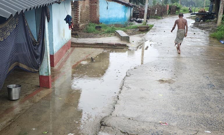 बाबूपुर-गोड़धोय गांव जलजमाव की चपेट में, ग्रामीणों का जीना दूभर