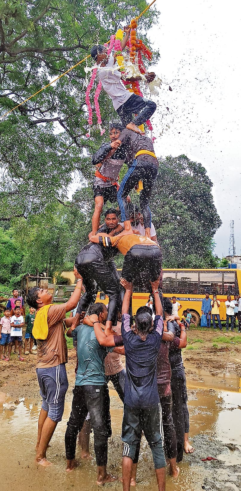 Chaibasa News : दही-हांडी प्रतियोगिता में राहुल एंड ग्रुप बना विजेता