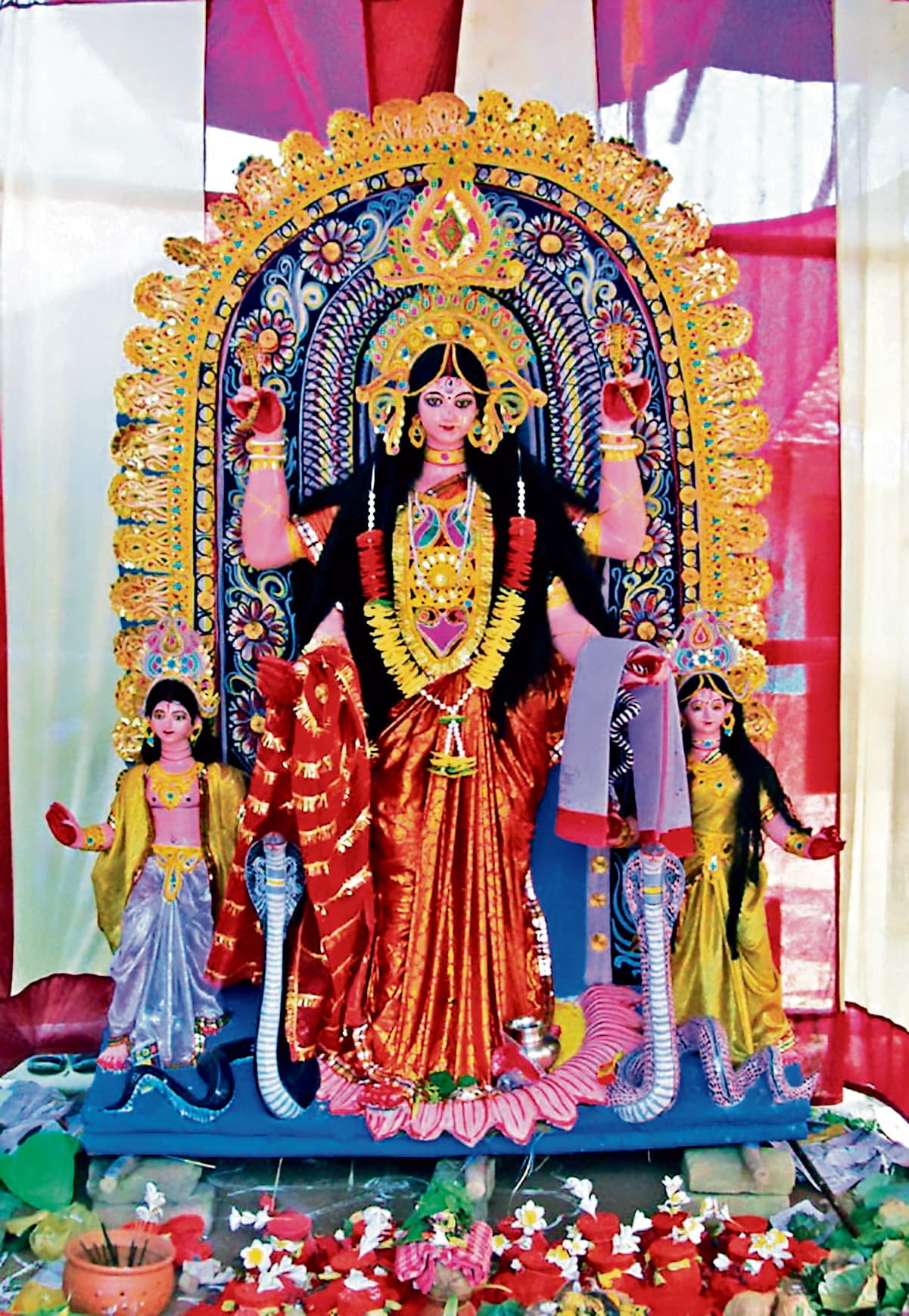 Seraikela Kharsawan News : भक्ति व उत्साह संग हुई मां मनसा की पूजा