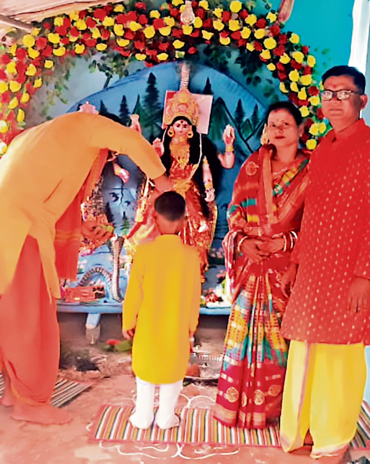 Seraikela Kharsawan News : सुख-समृद्धि की कामना संग मां मनसा की पूजा में उमड़ा जनसैलाब