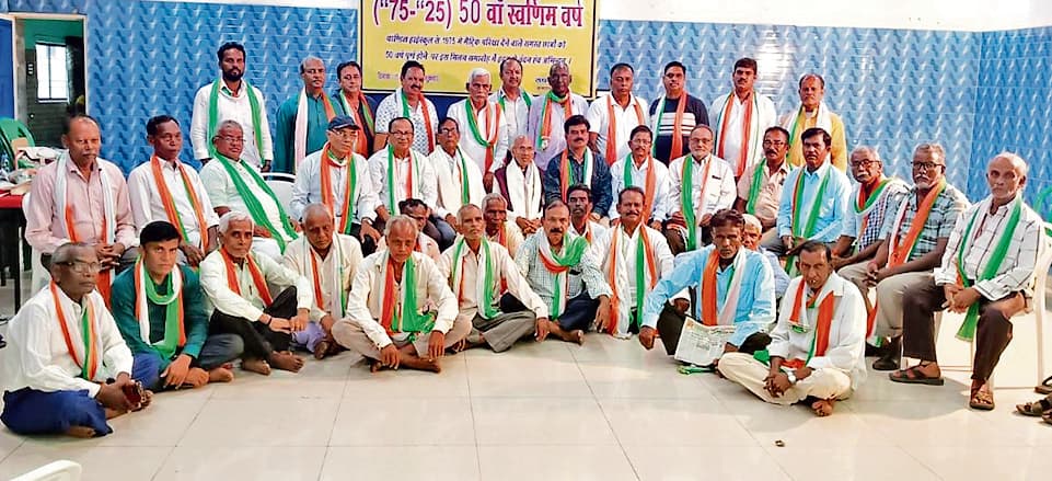 Seraikela Kharsawan News : 50 साल बाद मिले पुराने साथी, खुली यादों की परतें