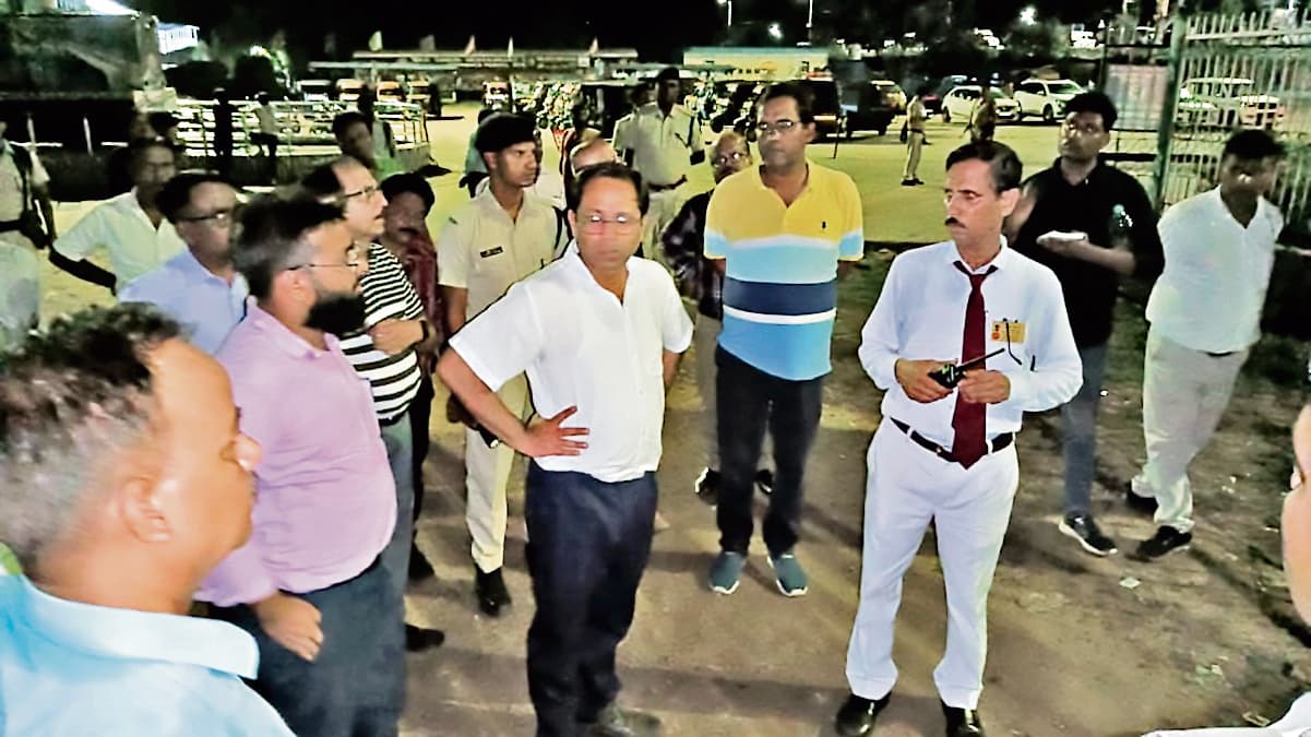 Rourkela News: स्टेशन में अव्यवस्था पर डीआरएम ने सीआइ, आरपीएफ के सेकेंड इंचार्ज व आइओडब्ल्यू की लगायी क्लास