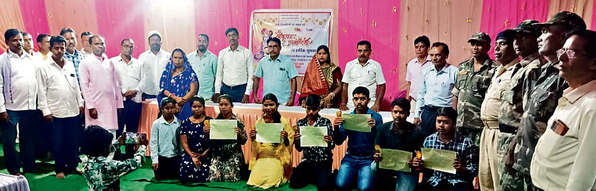Seraikela Kharsawan News : गौड़ समाज ने शील्ड देकर मेधावी छात्र-छात्राओं को सम्मानित किया