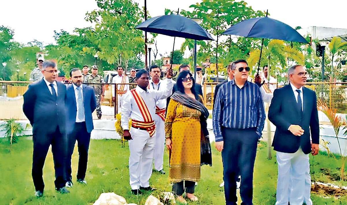 Seraikela Kharsawan News : हाइकोर्ट के चीफ जस्टिस ने सरायकेला कोर्ट परिसर का किया निरीक्षण