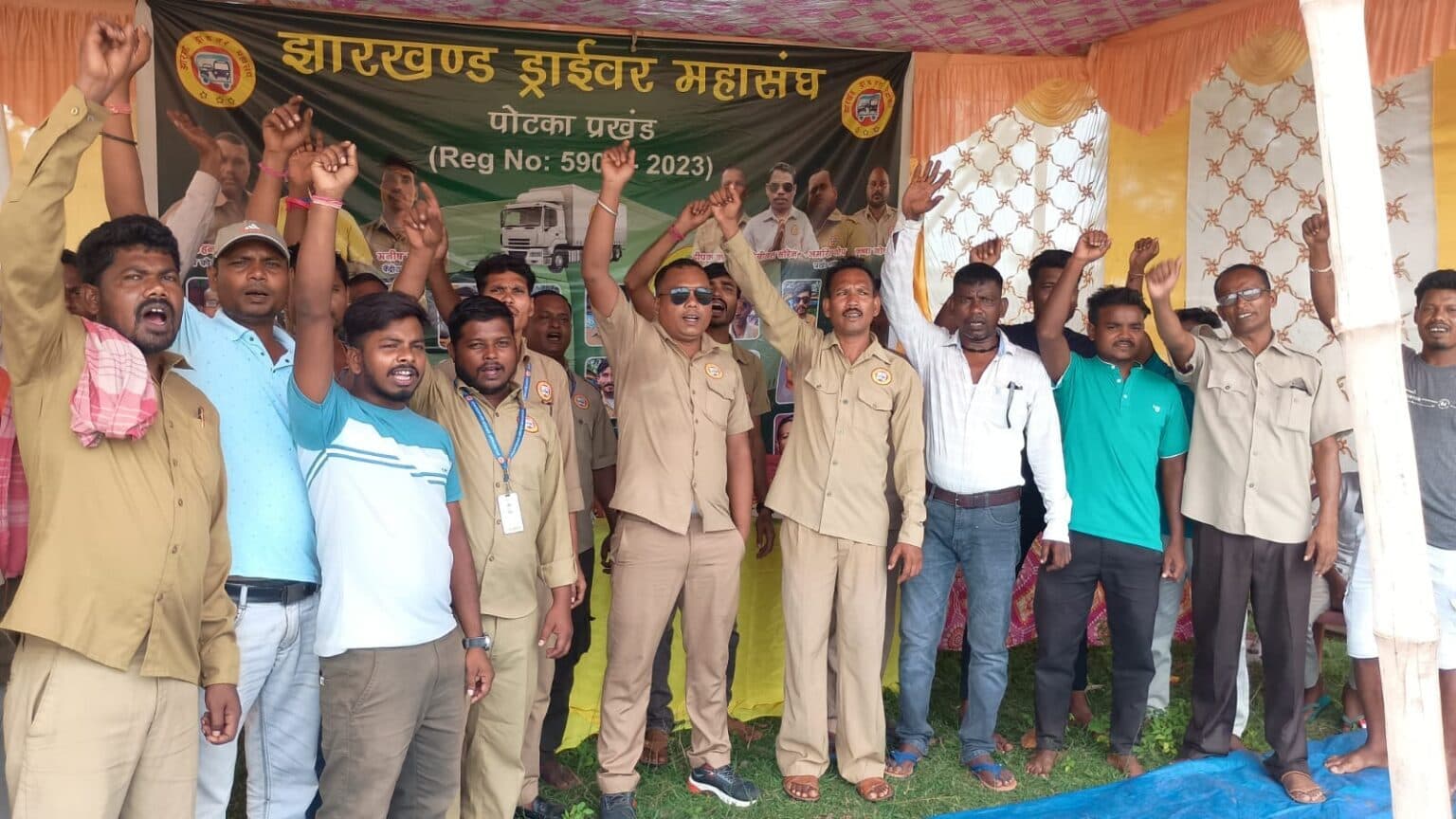 East Singhbhum News : चालकों ने किया प्रदर्शन पेंशन व रोजगार देने की मांग