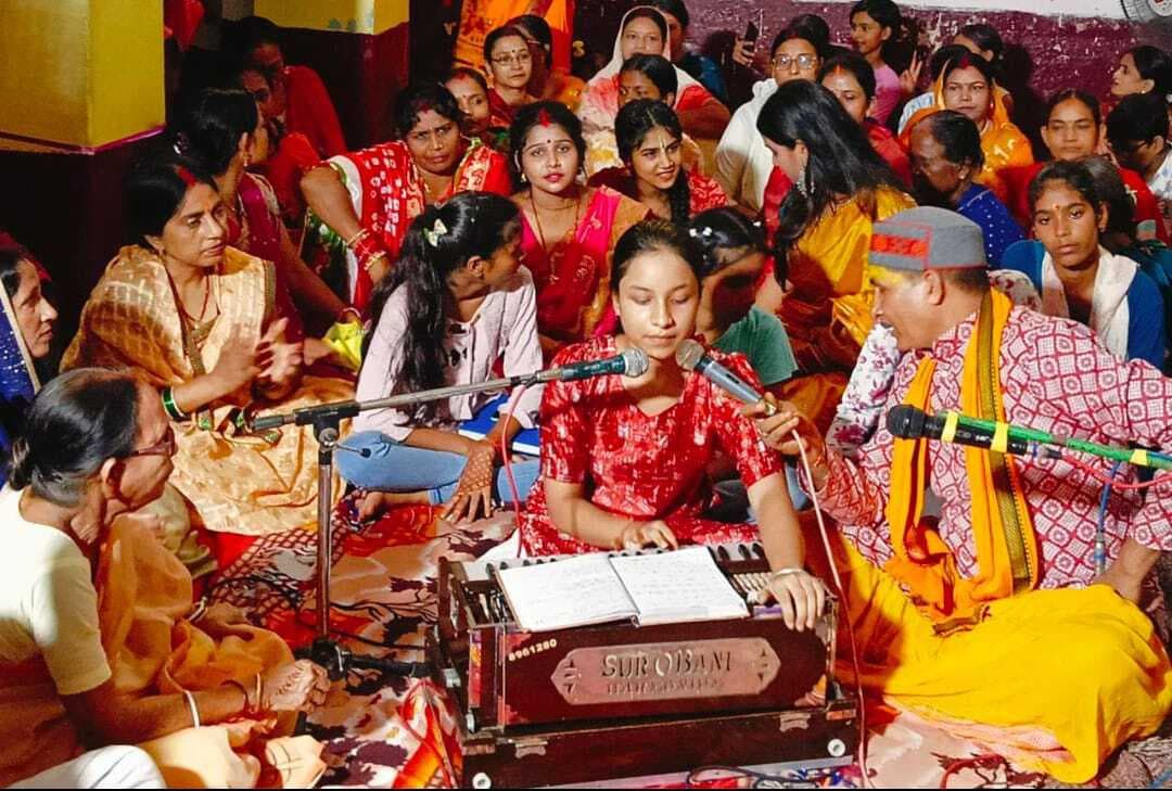 मेरी झोपड़ी के भाग्य आज खुल जाएंगे, श्याम आयेंगे... पर देर रात झूमते रहे श्रद्धालु