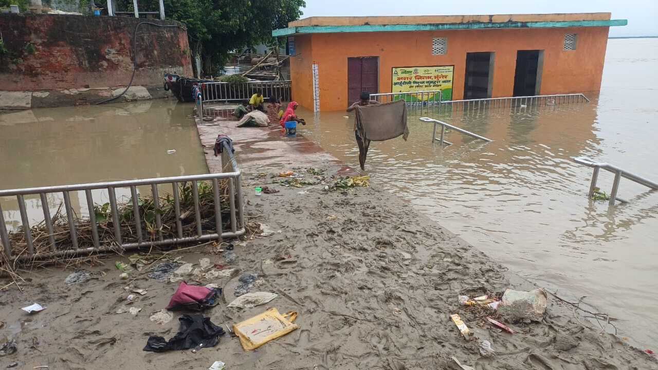 बर्बादी का मंजर छोड़ गयी बाढ़, कीचड़ और दुर्गंध से महामारी का भय