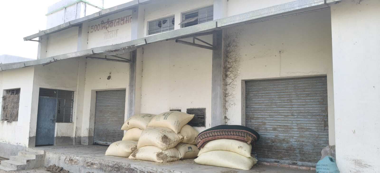 23 लाख की लागत से बना खादान्न गोदाम बना पशु चाराघर