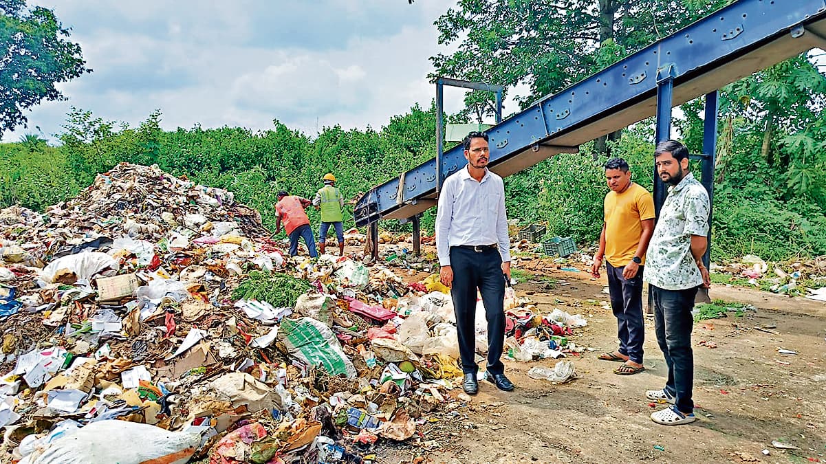 East Singhbhum News : ठोस अपशिष्ट प्लांट में बिजली नहीं, जेनरेटर से चालू हुई कंपोस्ट मशीन