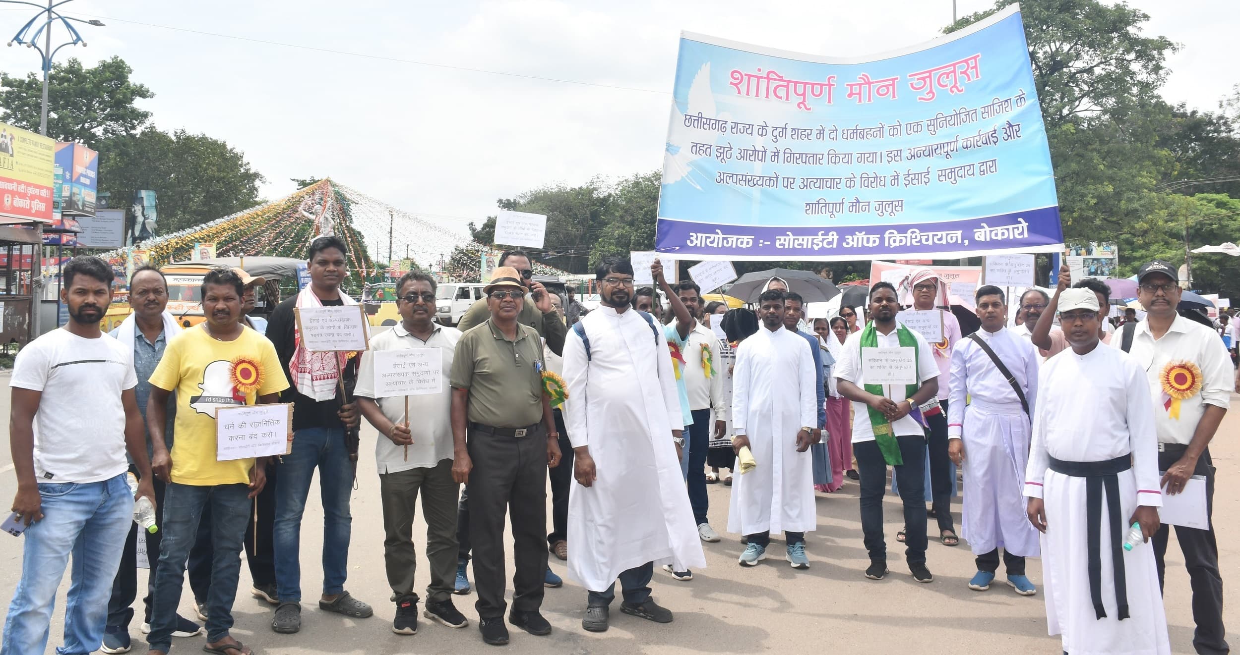 Bokaro News : धर्मांतरण के मामले को ले मसीही धर्मावलंबियों ने निकाला मौन जुलूस