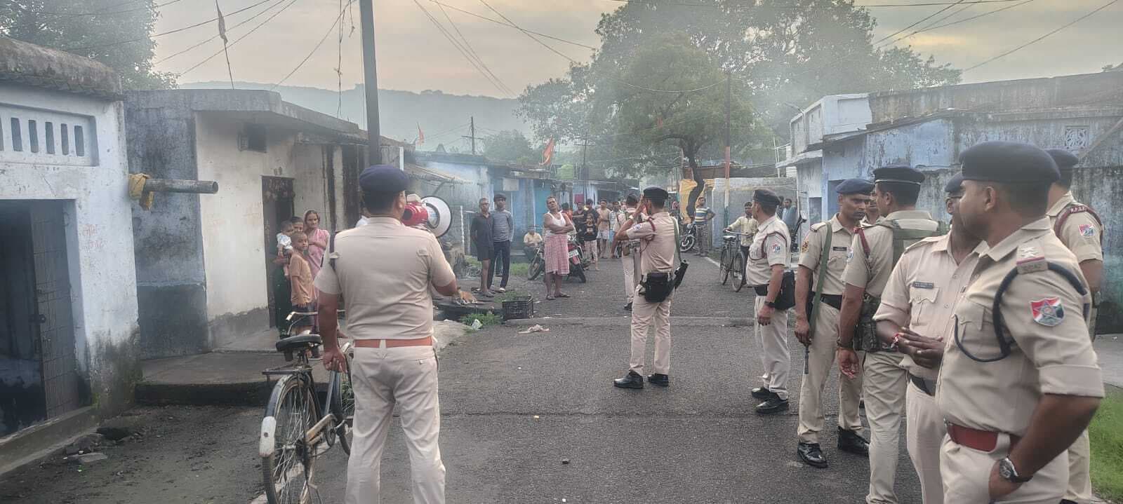 Dhanbad News: आरपीएफ ने साइडिंग व बस्तियों में चलाया जागरूकता अभियान