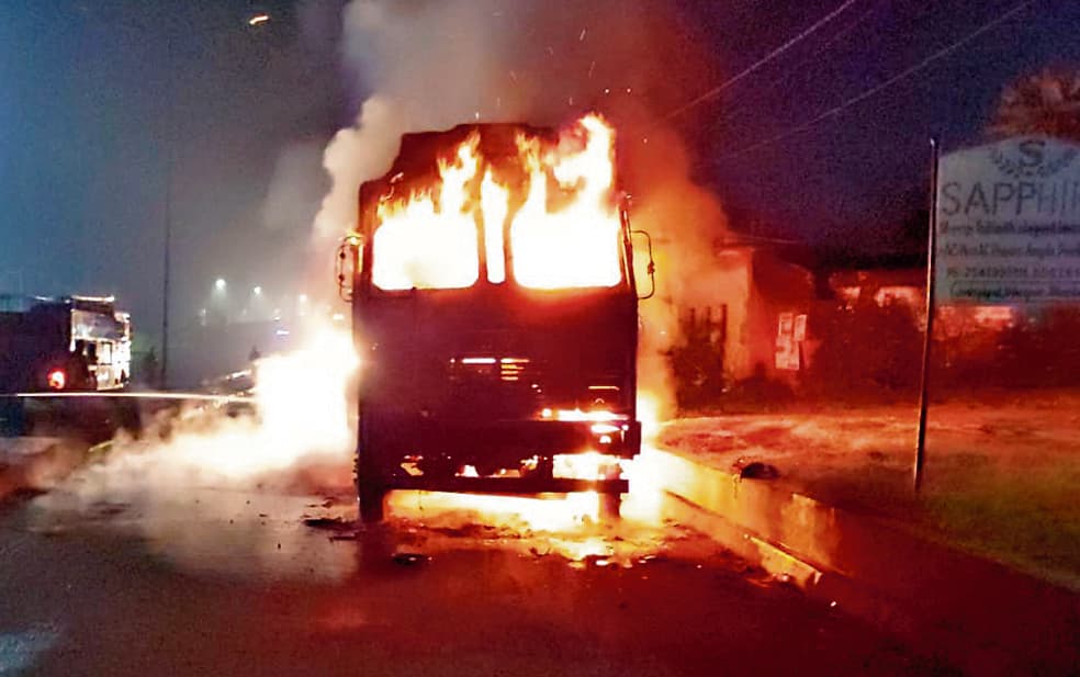 Dhanbad News : शॉर्ट-सर्किट से ट्रक में लगी आग, धमाके के साथ फटी डीजल टंकी