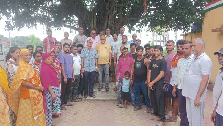 Dhanbad News: ग्रामीणों की समस्याओं से रूबरू हुए निरसा विधायक