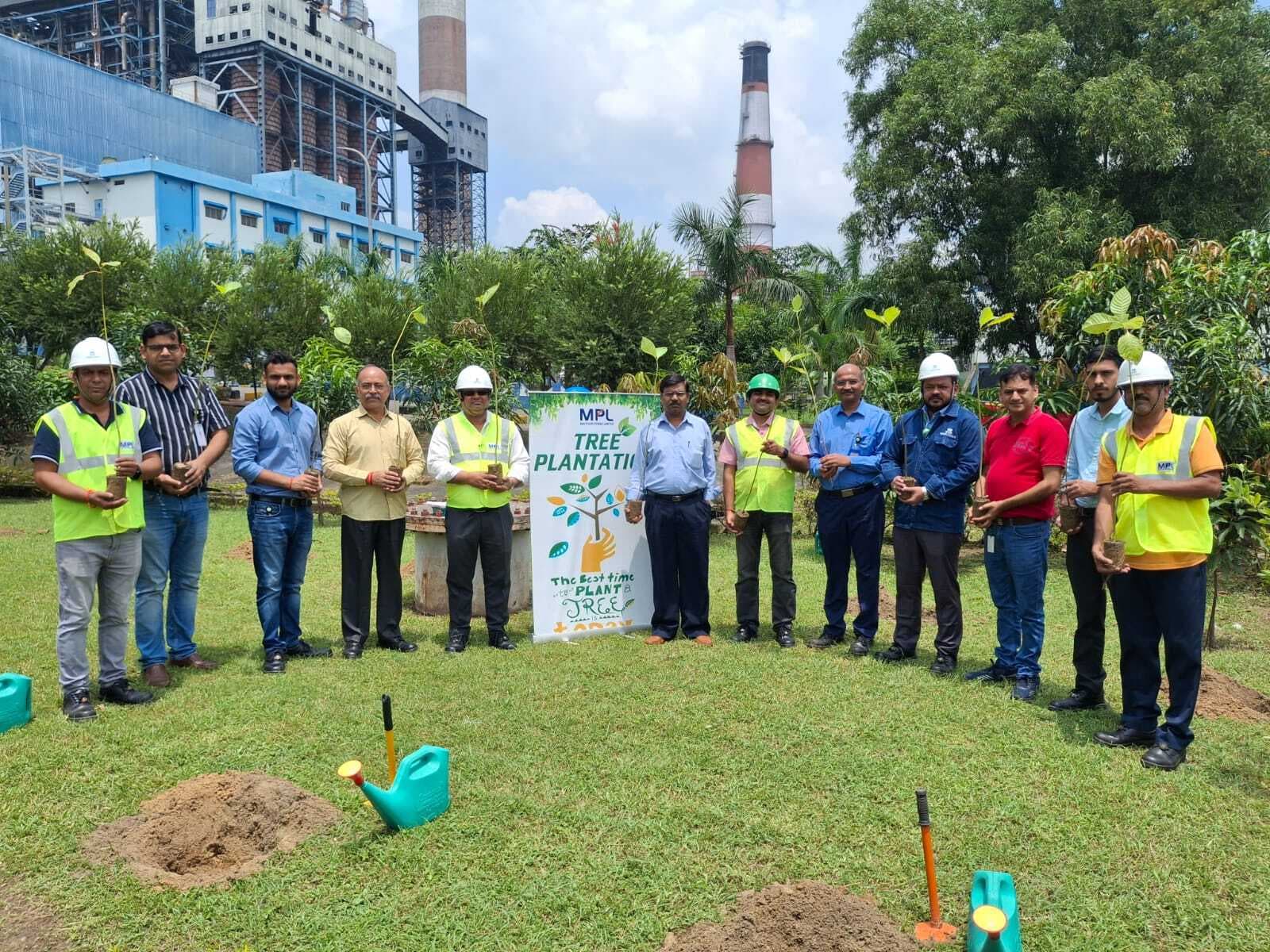 Dhanbad News: जन्माष्टमी पर एमपीएल में लगाये गये कदम के पौधे