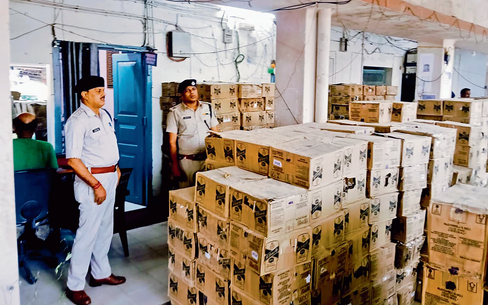 Patna News : ट्रक से 50 लाख की अंग्रेजी शराब जब्त, दो गिरफ्तार