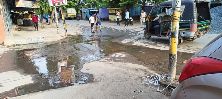 विसार तालाब मोड़ के पास जलापूर्ति पाइपलाइन में लीकेज