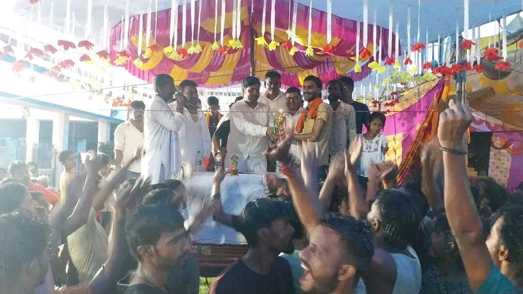 Madhubani : मटका फोड़ प्रतियोगिता में फुलपरास टीम विजयी