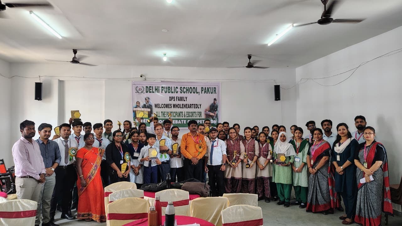 वाद-विवाद प्रतियोगिता में परी दुबे, तूलिका व आशीष ने मारी बाजी