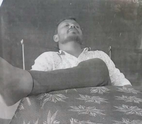 Samastipur News:विद्यालय में टेबल पर पैर रखकर सोने वाले शिक्षक से स्पष्टीकरण