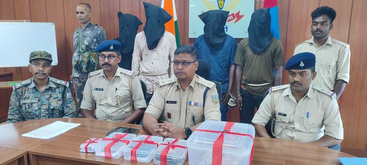 पीएलएफआइ के चार उग्रवादी हथियार समेत गिरफ्तार