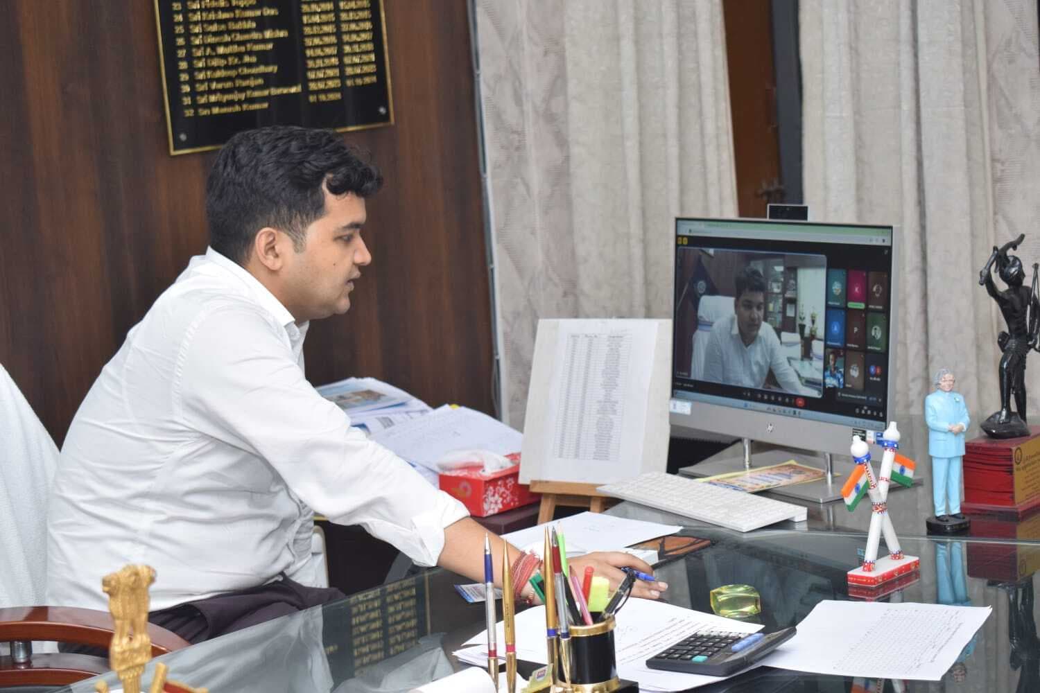 15वें वित्त की योजनाएं गुणवत्ता के साथ करायें पूर्ण : डीसी