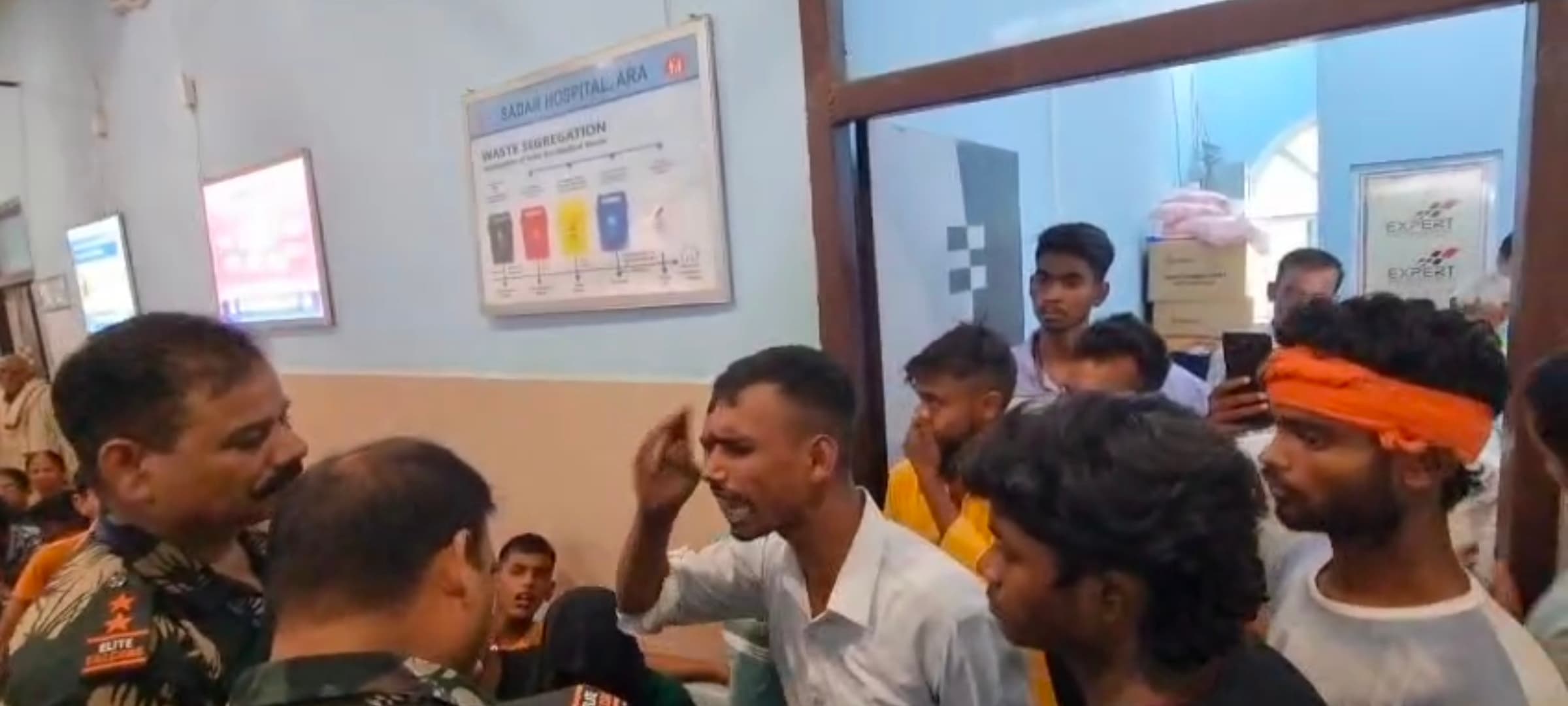 इलाज कराने आयी महिला की सदर अस्पताल के इमरजेंसी वार्ड में मौत, हंगामा