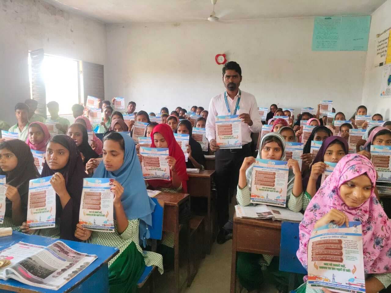 शिक्षकों व छात्रों को सड़क सुरक्षा की दिलाई गयी शपथ