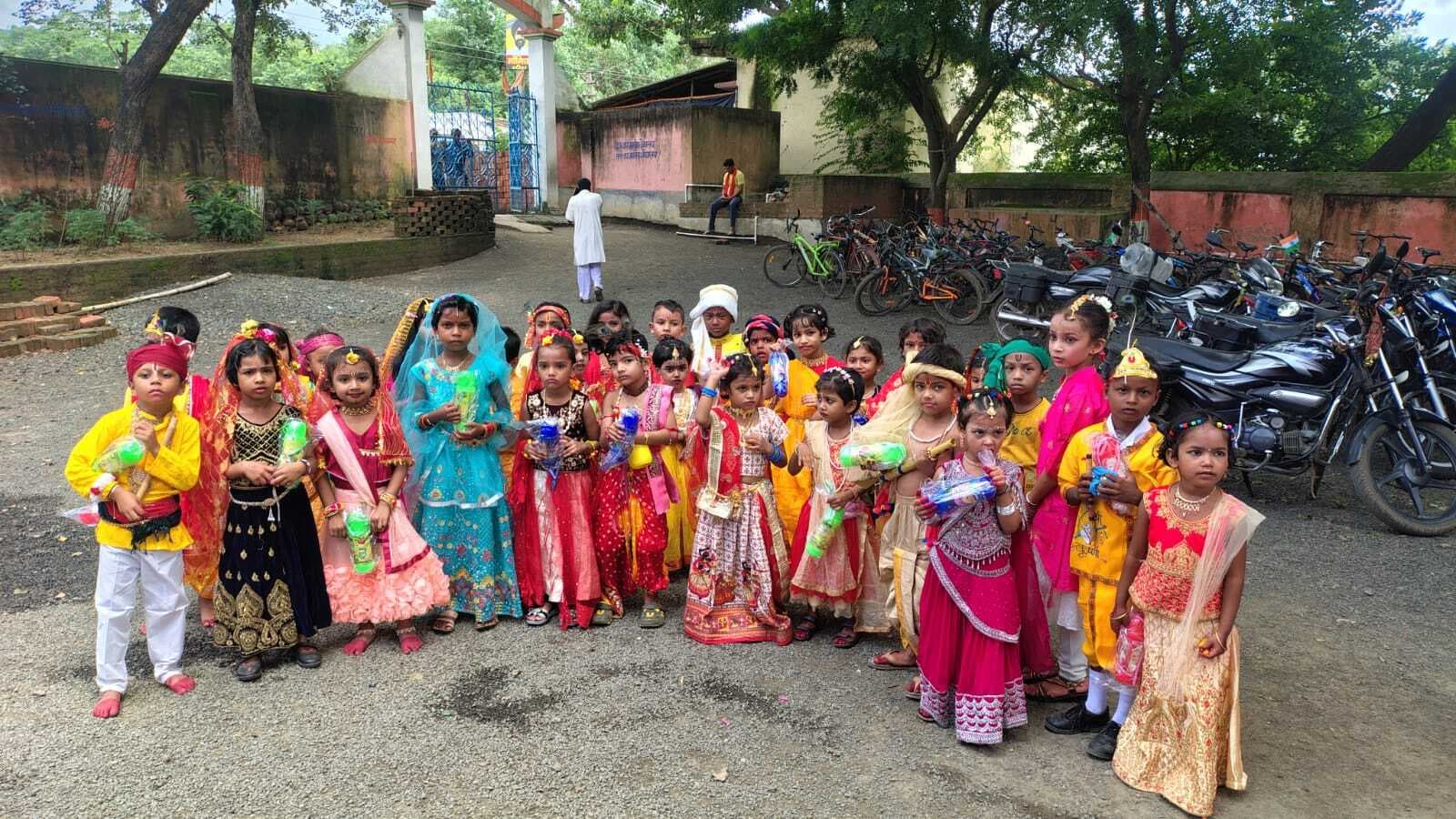 राधा-कृष्ण रूप सज्जा प्रतियोगिता में 40 छात्रों ने लिया भाग